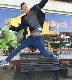 Jump. Freude über den Führenschein.